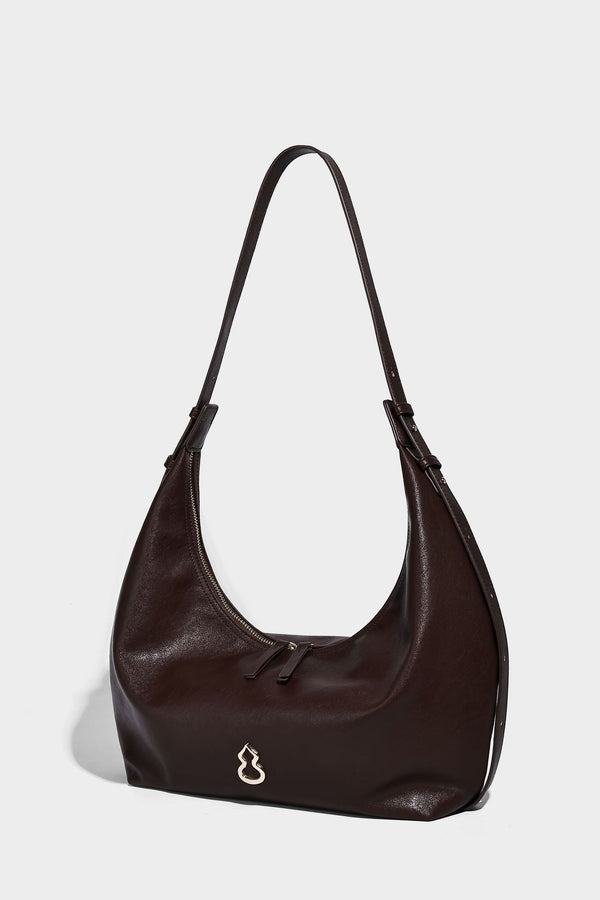Lässig fallende, sichelförmige Hobo-Schultertasche in glatter dunkelbrauner Lederoptik mit Logo-Anhänger in Goldoptik und verstellbarem Schulterriemen