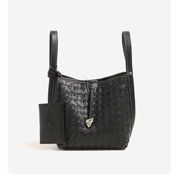 Cremefarbene Bucket Bag mit geometrischem Dreiecksrelief, schmalem Schulterriemen, goldfarbenem Dreiecksanhänger und abnehmbarer Mini-Tasche mit Druckknopfverschluss