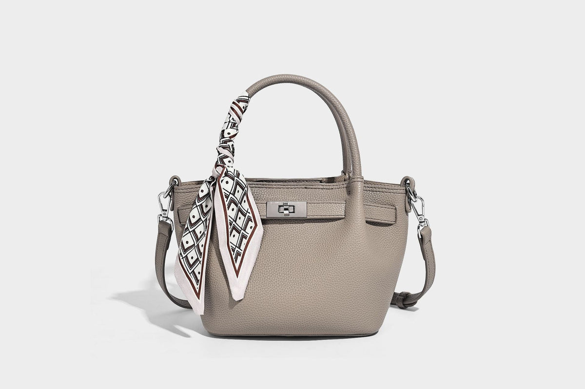 Kleine strukturierte Henkeltasche aus genarbtem Material in Taupe mit zwei Henkeln, bedrucktem Schalband, vorderem Drehverschluss und, Detail