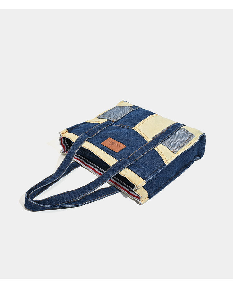 Shopper-Tasche aus indigoblauem und khakifarbenem Denim-Patchwork mit aufgesetzten Außentaschen und beigefarbenem Logo-Badge, Detailansicht 7