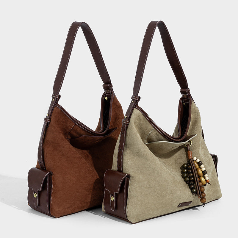 Weich fallende Hobo-Schultertasche in Khaki mit matter Velourslederoptik, Besatz in dunkelbrauner Lederoptik, Quastenanhänger mit Perlen und seitlicher Klappe, Detailansicht