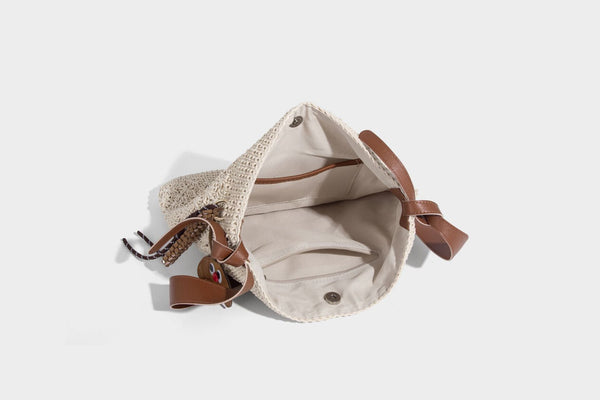 Lässige, gewebte Häkelschultertasche mit verstellbarem Schulterriemen in Cognac-Lederoptik und Druckknopfverschluss, Detailansicht 24