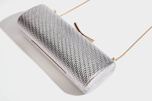 Strukturierte metallische Abend-Clutch mit gewebter Optik, geschwungenem goldfarbenem Kiss-Lock-Verschluss und abnehmbarem schmalem goldfarbenem Kettenriemen