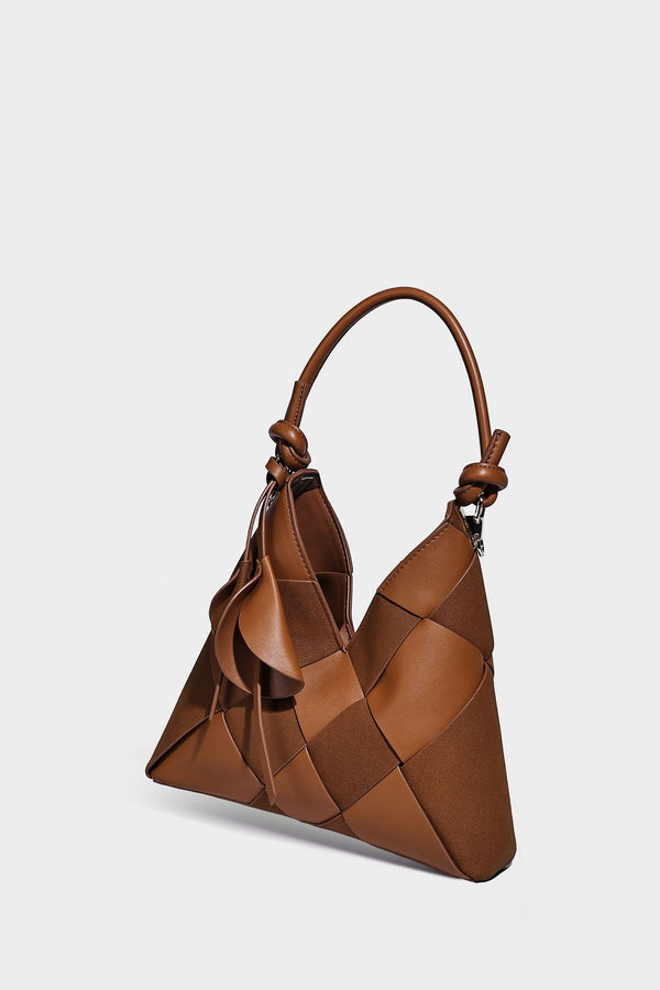 Wandelbare Tote-Bag in gewebter Lederoptik mit geknoteten Tragegriffen, abnehmbarem Schulterriemen und goldfarbenen Beschlägen, Detailansicht