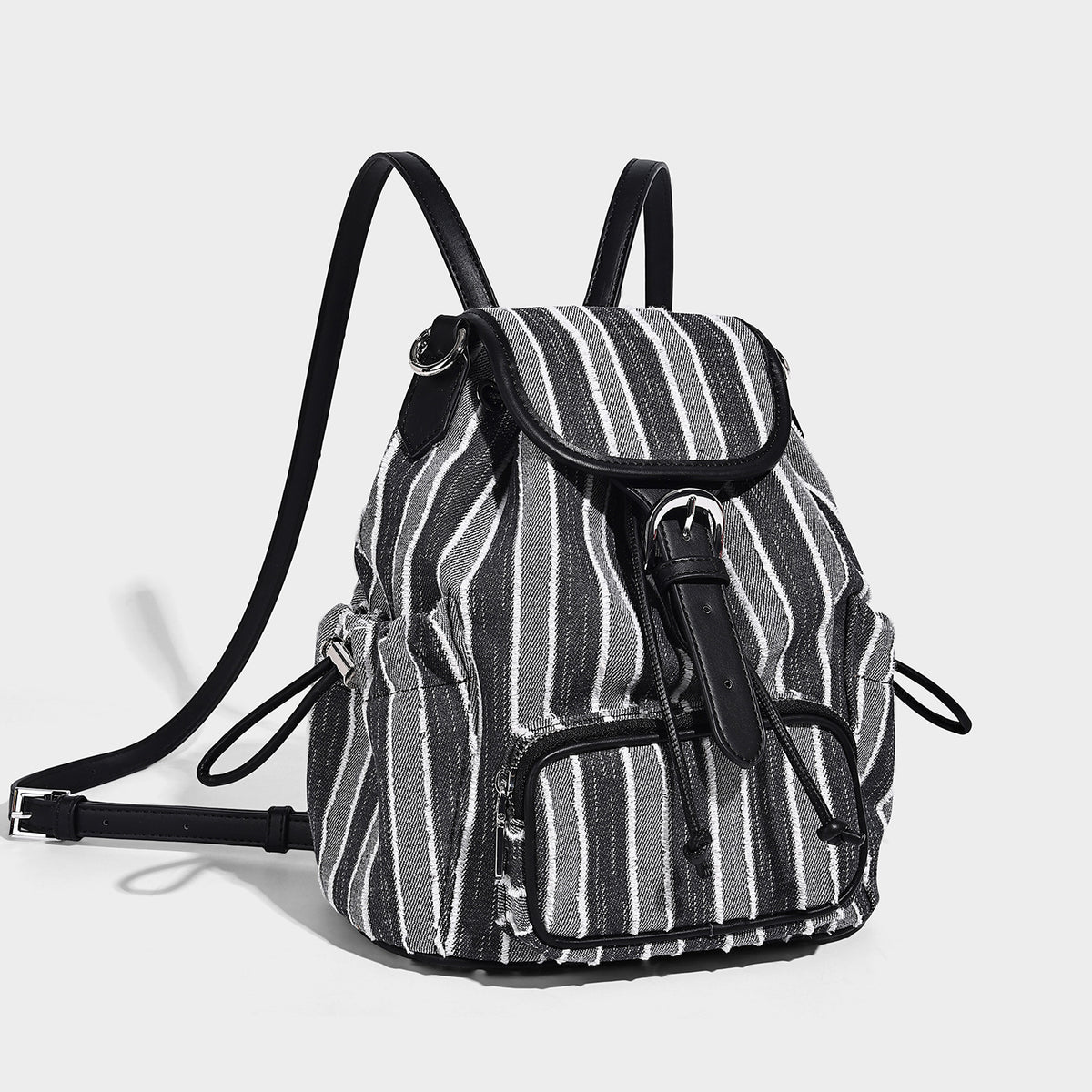 Weicher, gewebter Rucksack mit vertikalen Streifen, Überschlag, Kordelzug, vorderer Reißverschlusstasche, weißem Besatz in Lederoptik und weißen Trägern, Detailansicht