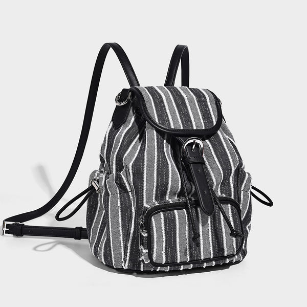 Weicher, gewebter Rucksack mit vertikalen Streifen, Überschlag, Kordelzug, vorderer Reißverschlusstasche, weißem Besatz in Lederoptik und weißen Trägern, Detailansicht