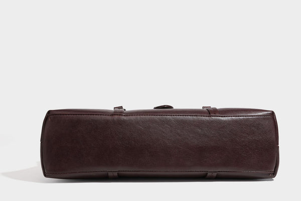 Strukturierte rechteckige Schultertasche mit Überschlagverschluss, vorderem Schnallengurt-Detail und ringförmigen Beschlägen in