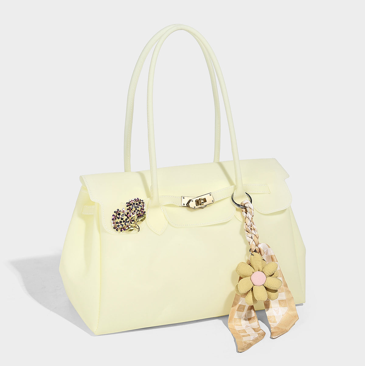 Strukturierte Tote-Bag aus mattem Jelly-Material mit goldfarbenem Klappverschluss mit Drehverschluss, zwei Schulterhenkeln, seitlichen Zwickeln und dekorativer