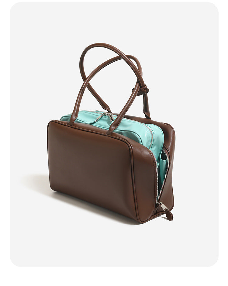 Strukturierte, rechteckige Henkeltasche in Kunstlederoptik mit Reißverschluss und silberfarbenen Beschlägen, Detailansicht 8