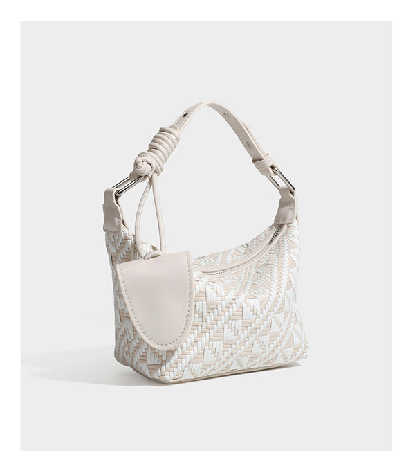 Kleine schwarz-weiße Schultertasche mit gewebtem geometrischem Muster, glatter dunkelbrauner Besatz aus Lederoptik, geknotetem verstellbarem Riemen und seitlichem
