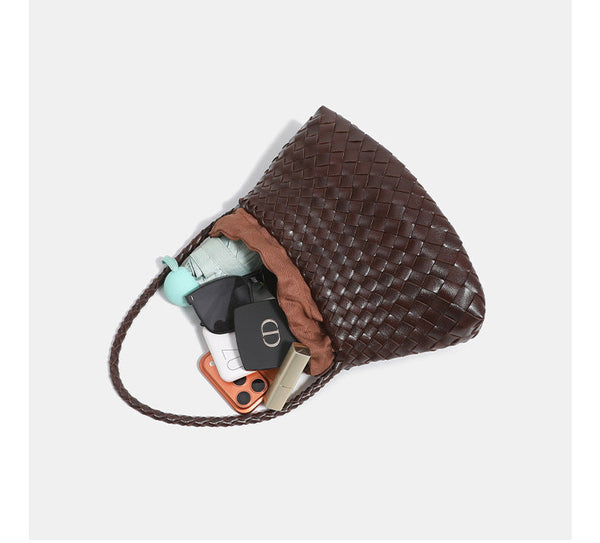 Weiche geflochtene Schultertasche in Lederoptik mit geflochtenem Riemen und gerafftem Kordelzugverschluss, Detailansicht 11