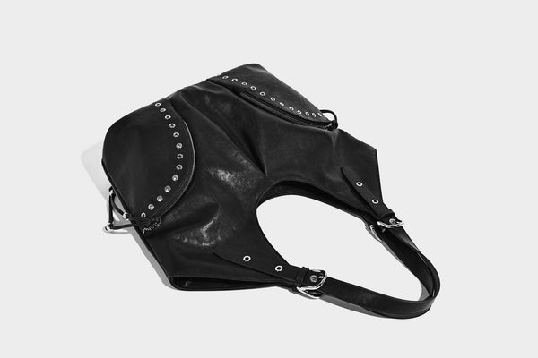 Große, weich fallende Hobo-Schultertasche in Lederoptik mit silberfarbenen Nieten, mit Ösen verzierten Reißverschlussfächern auf der Vorderseite und verstellbaren Doppel