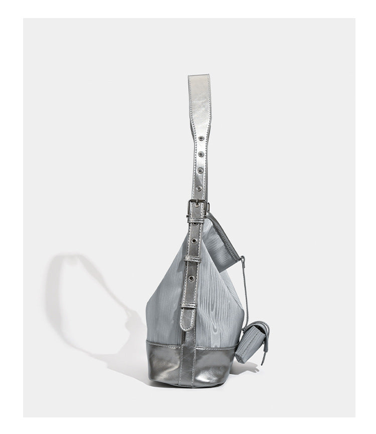 Lässig geformte Hobo-Schultertasche in Silbergrau mit holzmaserungsgeprägten Einsätzen, glänzender Metallic-Einfassung, Reißverschluss oben und vorderem Überschlag