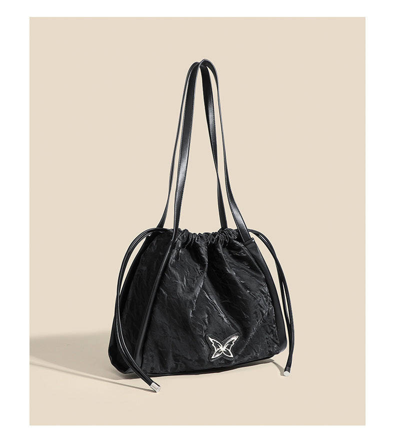 Großer geknitterter Shopper aus glänzendem PU mit Schmetterlings-Emblem und langem Schulterriemen, Detailansicht 14
