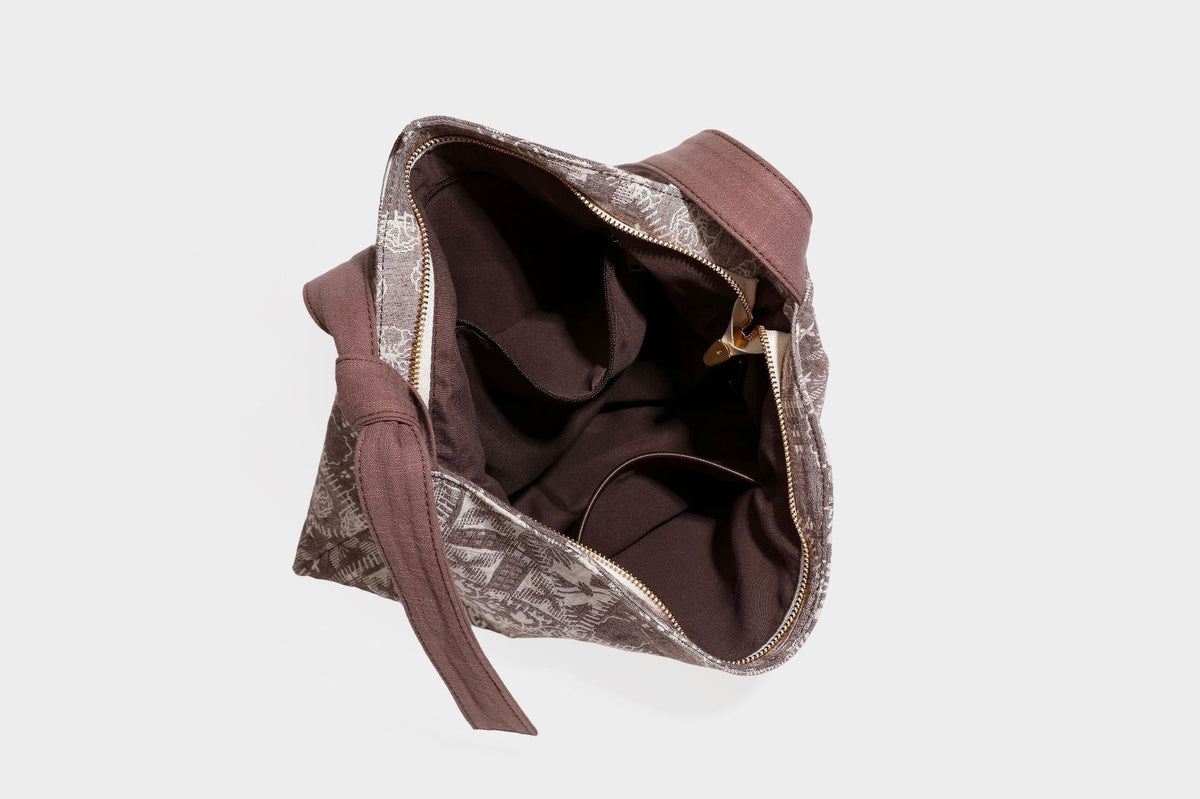 Lässige Hobo-Schultertasche aus Canvas mit botanischem Muster, langem Knotenträger und Reißverschluss oben, Detailansicht 45