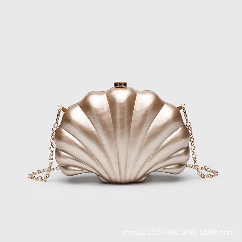 Strukturierte Clutch in Muschelform mit Perlmutt-Finish und goldfarbenem Kettenriemen, Detailansicht 7
