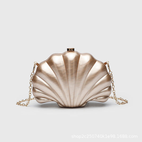 Strukturierte Clutch in Muschelform mit Perlmutt-Finish und goldfarbenem Kettenriemen, Detailansicht 7