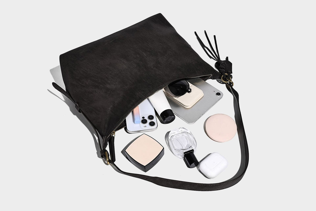 Lässig fallende Hobo-Schultertasche mit matter Oberfläche, Quastenbesatz und goldfarbenen Metallbeschlägen, Detailansicht 33