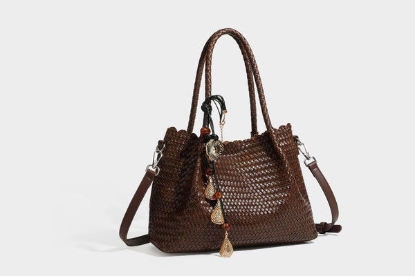 Strukturierte, glänzend gewebte Tote-Bag mit geschwungenem oberen Rand, geflochtenen Henkeln, abnehmbarem Crossbody-Riemen und Perlenquaste