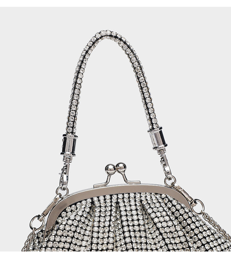 Kompakte Abendtasche mit durchgehendem Strassbesatz, silberfarbenem Metallrahmen, Strass-Tragegriff und abnehmbarer Kette