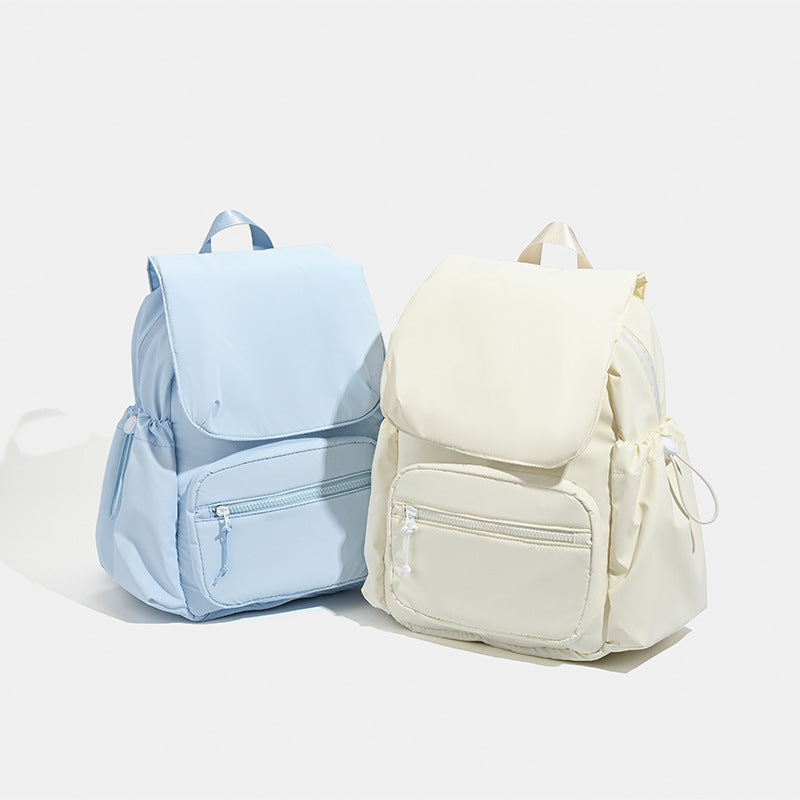 Rucksack aus weichem, mattem Nylon mit Klappe, vorderer Reißverschlusstasche und seitlichen Kordelzugtaschen, Detailansicht 2