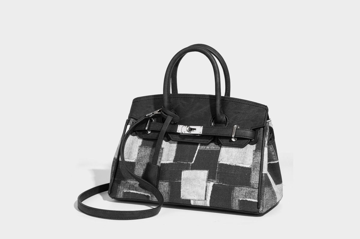Strukturierte Patchwork-Henkeltasche mit zwei Tragegriffen, Klappverschluss mit Drehverschluss und silberfarbenen Beschlägen, Detailansicht 31
