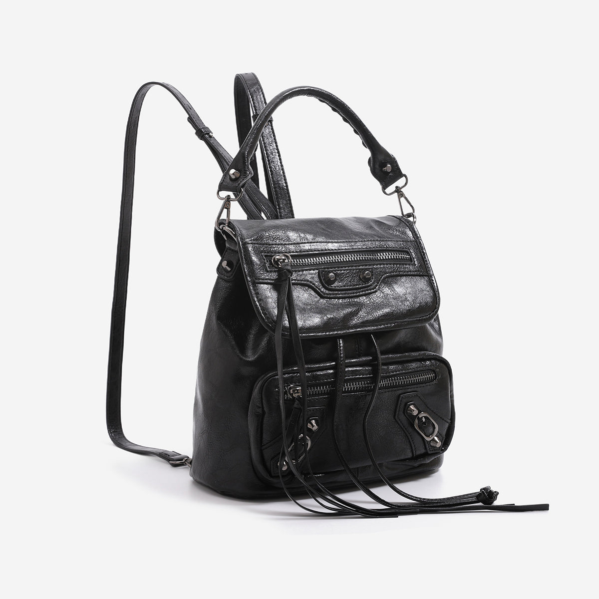 Kompakter Retro-Moto-Rucksack in Handtaschenform mit silberfarbenen Nieten, Reißverschlussfach auf der Vorderseite und Quasten an den Kordelzügen, Detailansicht 2