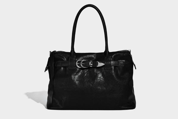 Glänzende, strukturierte schwarze Tote-Bag mit silberfarbenem Schnallenriemen, zwei Henkeln und abnehmbarem Schulterriemen, Detailansicht 19