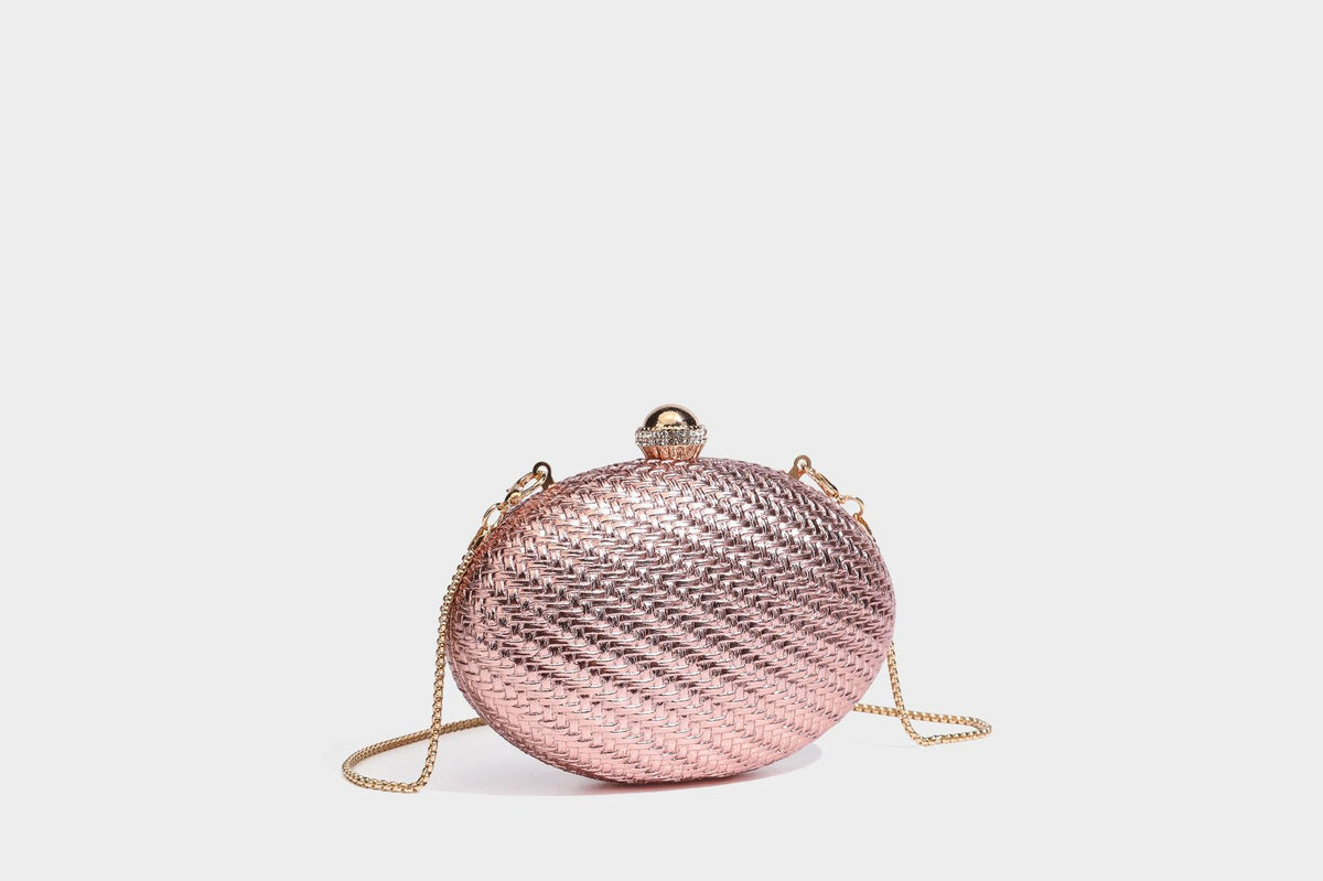 Kleine, ovale, metallisch gewebte Clutch mit juwelenbesetztem Bügelverschluss in Goldoptik und abnehmbarem Kettenriemen, Detailansicht 27