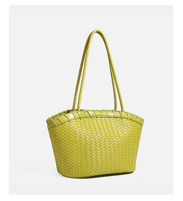 Chartreusegrüne Tote-Bag aus Korbgeflecht mit langen geflochtenen Schulterriemen, verstärktem Rand und passender Reißverschlusstasche, Detailansicht