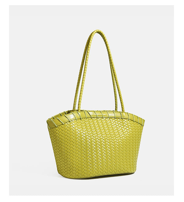 Chartreusegrüne Tote-Bag aus Korbgeflecht mit langen geflochtenen Schulterriemen, verstärktem Rand und passender Reißverschlusstasche, Detailansicht