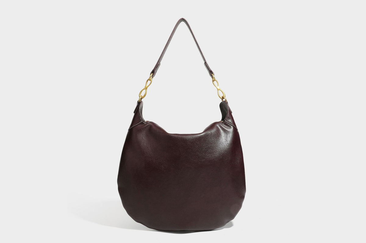 Lässige halbmondförmige Hobo-Schultertasche in Dunkelbraun mit goldfarbenem Ring und Kettenglied-Beschlägen sowie Reißverschluss oben, Detailansicht