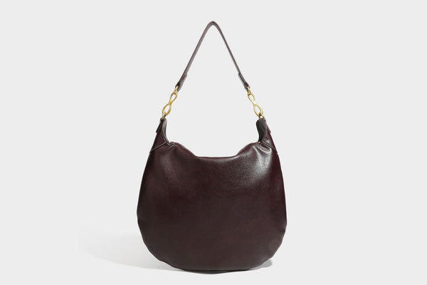 Lässige halbmondförmige Hobo-Schultertasche in Dunkelbraun mit goldfarbenem Ring und Kettenglied-Beschlägen sowie Reißverschluss oben, Detailansicht