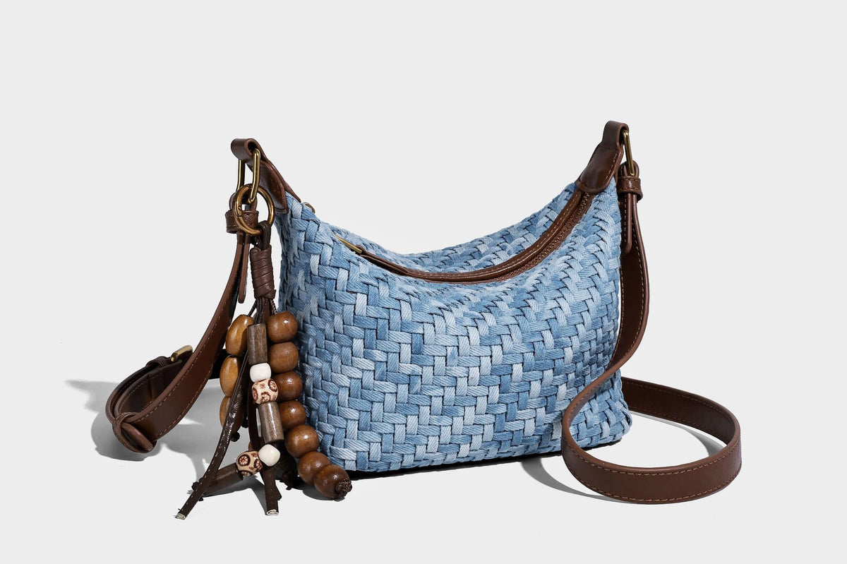 Hellblauer gewebter Hobo-Bag mit braunem Besatz in Lederoptik, antikgoldfarbenen Beschlägen, verstellbarem Crossbody-Riemen und Perlenverzierung