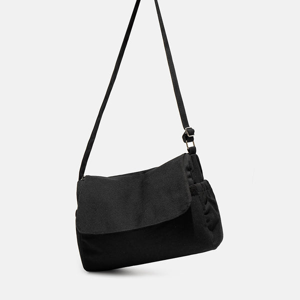 Große Messenger-Bag aus mattem schwarzem Canvas mit Frontklappe, Reißverschluss oben, elastischen Seitentaschen und verstellbarem silberfarbenem