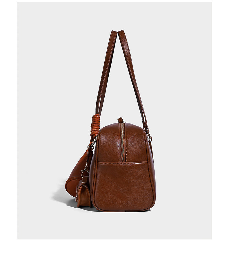 Strukturierte, glänzende Boston-Schultertasche in Lederoptik mit zwei langen Trägern, Reißverschluss oben, goldfarbenen Beschlägen und zwei