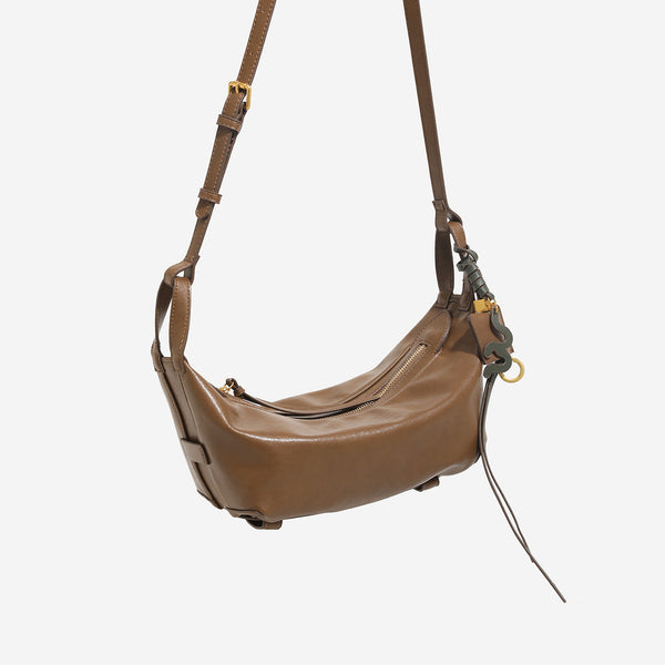 Weich fallende, halbmondförmige Hobo-Schultertasche mit glatter Lederoptik, Reißverschluss oben und goldfarbenen Beschlägen, Detailansicht