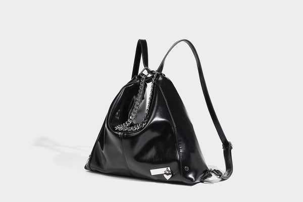 Glänzend schwarze Hobo-Shopper-Tasche mit silberfarbenem Kettenakzent, Reißverschluss oben und langen Schulterriemen, Detailansicht 30