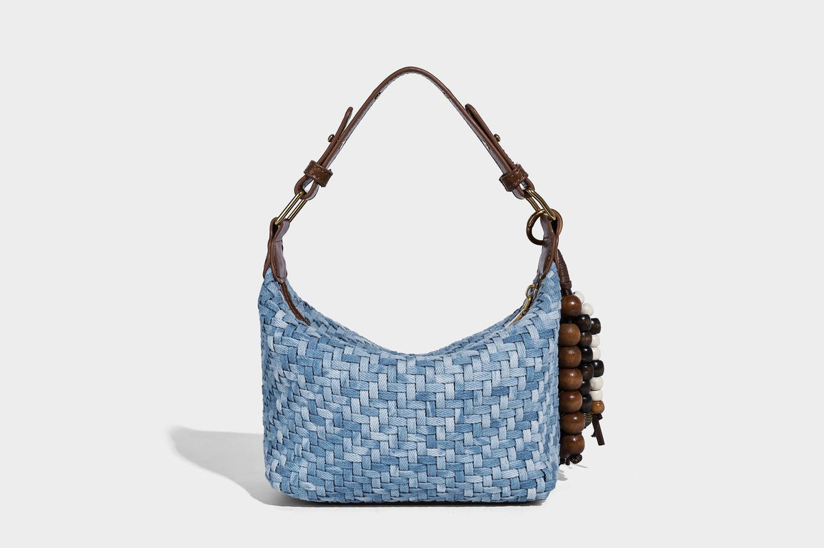Hellblauer gewebter Hobo-Bag mit braunem Besatz in Lederoptik, antikgoldfarbenen Beschlägen, verstellbarem Crossbody-Riemen und Perlenverzierung
