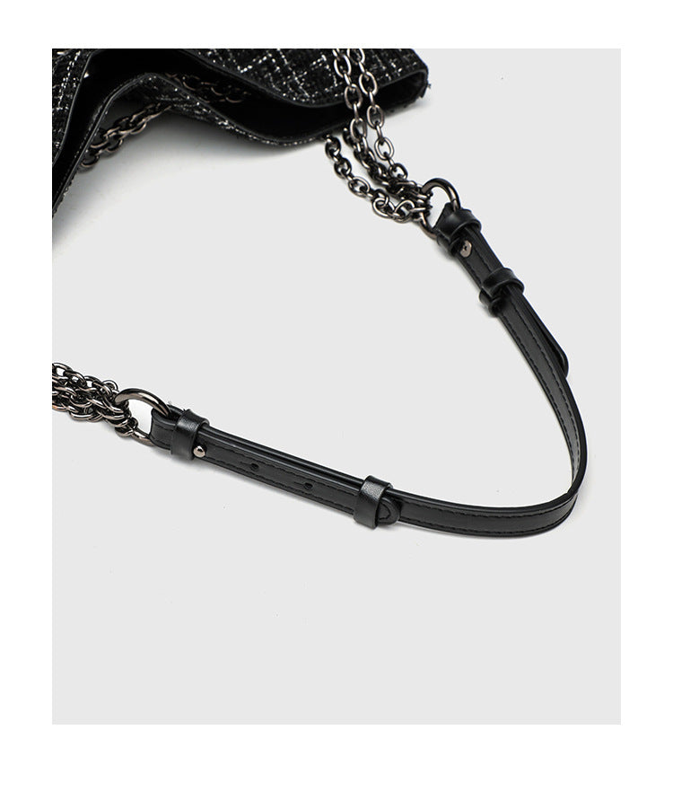 Große schwarze Schulter-Tote-Bag mit Tweedstruktur, silberfarbener Kette und Riemen in Lederoptik, Metallösen und Außenreißverschluss
