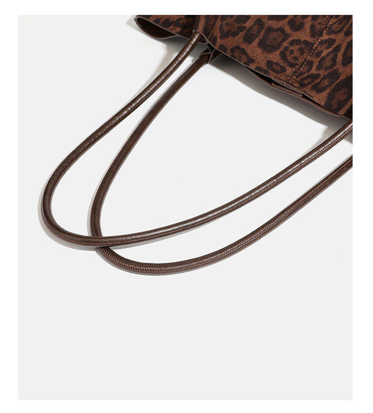 Große braune Tote-Bag mit Leopardenprint, offenem Design, langen Schulterriemen und passendem dunkelbraunem Reißverschlusstäschchen, Detailansicht 19