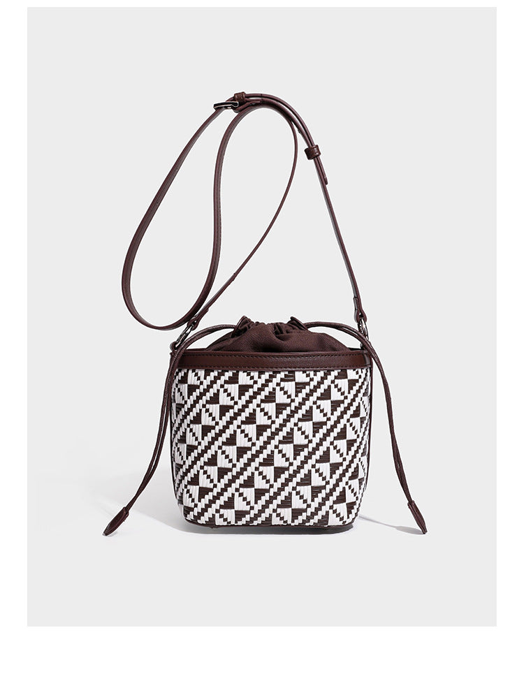 Kleine gewebte geometrische Bucket-Bag mit geflochtenem Henkel in Lederoptik und Kordelzugverschluss im zweifarbigen Muster aus Braun und Weiß