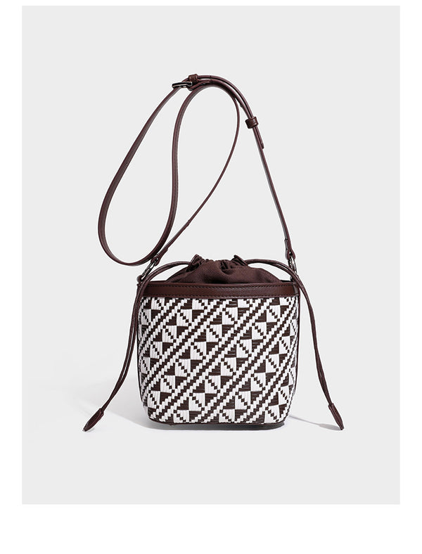 Kleine gewebte geometrische Bucket-Bag mit geflochtenem Henkel in Lederoptik und Kordelzugverschluss im zweifarbigen Muster aus Braun und Weiß
