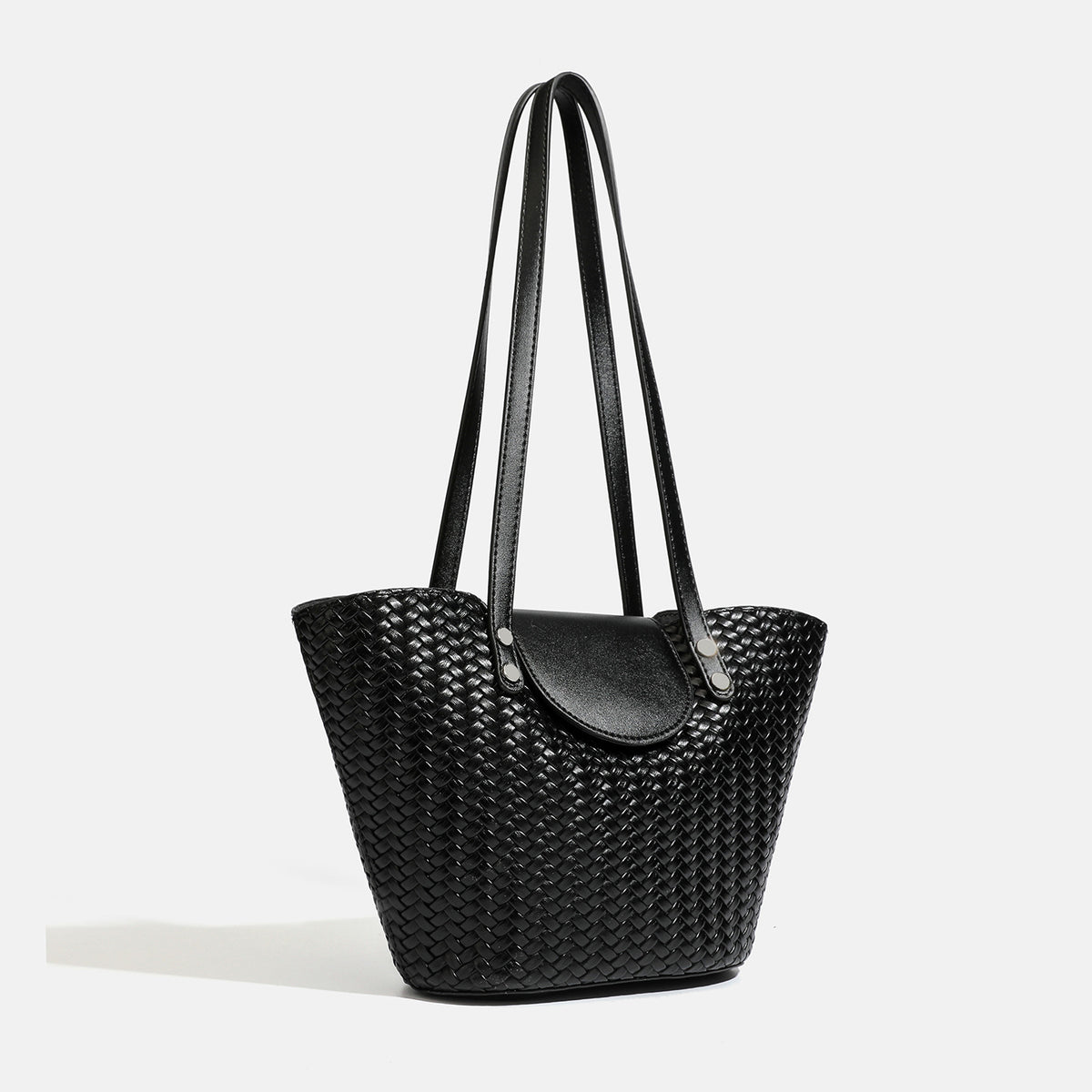 Schwarze geflochtene Trapez-Schultertasche mit glatter Frontklappe, silberfarbenen Nieten, zwei langen Riemen und passendem Innenetui mit Reißverschluss