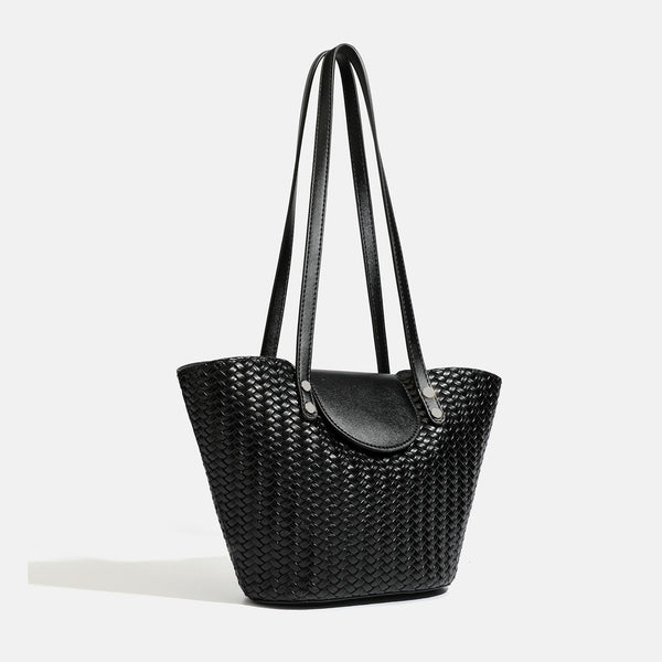 Schwarze geflochtene Trapez-Schultertasche mit glatter Frontklappe, silberfarbenen Nieten, zwei langen Riemen und passendem Innenetui mit Reißverschluss