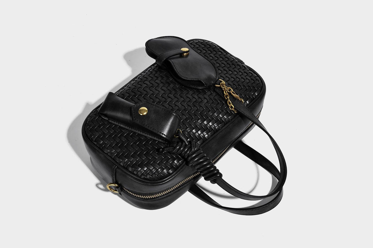 Strukturierte Boston-Tasche mit gewebter Optik, glattem Besatz in Lederoptik, zwei oberen Tragegriffen, abnehmbarer Mini-Druckknopftasche sowie Detail