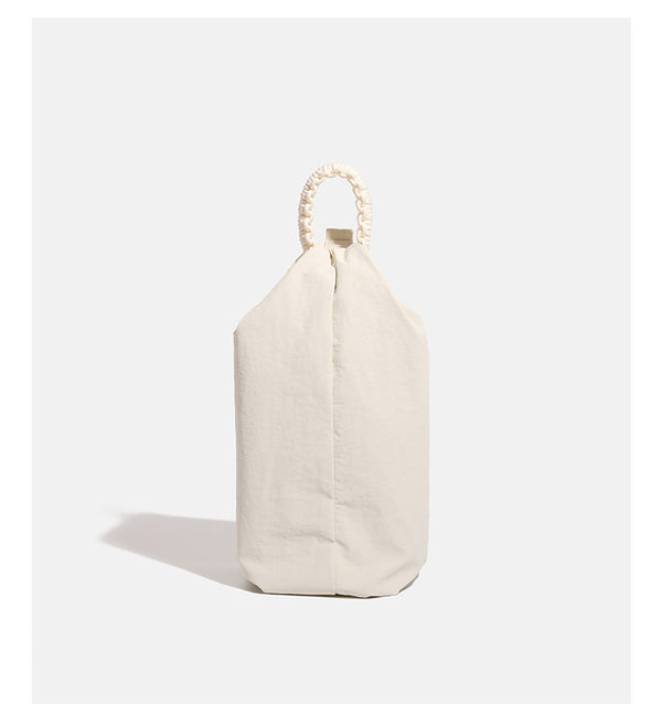 Lässige Crossbody-Tasche aus weichem Stoff mit geflochtenem Tragegriff aus Kordel, diagonalem Reißverschlussfach auf der Vorderseite und silberfarbenen Beschlägen, Detailansicht