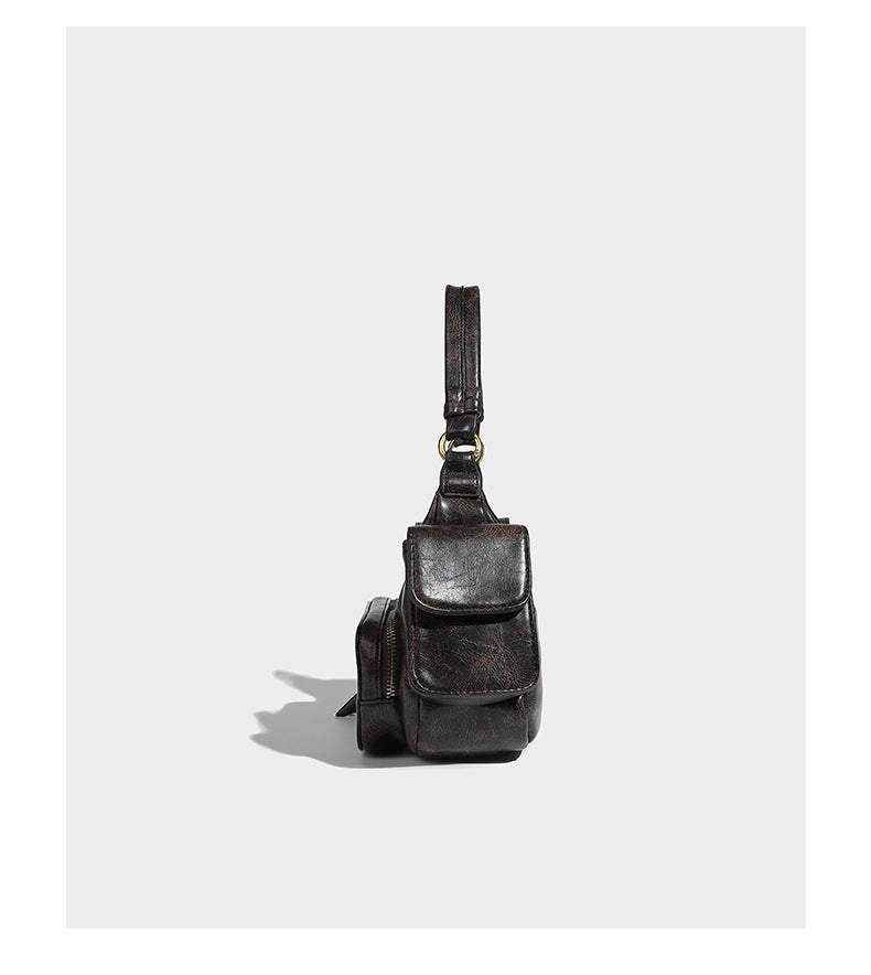 Formlose Schultertasche in Lederoptik mit mehreren Fächern, Used-Finish, vorderer Reißverschlusstasche, seitlichen Klappentaschen und goldfarbenem
