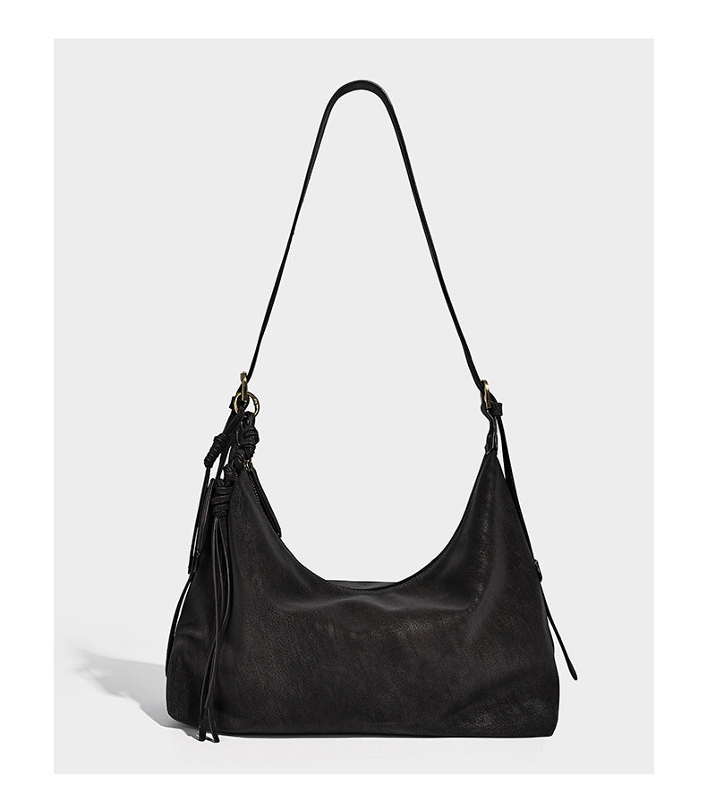 Lässige Hobo-Schultertasche mit matter Oberfläche, Quastenbesatz und goldfarbenen Metallelementen, Detailansicht 8