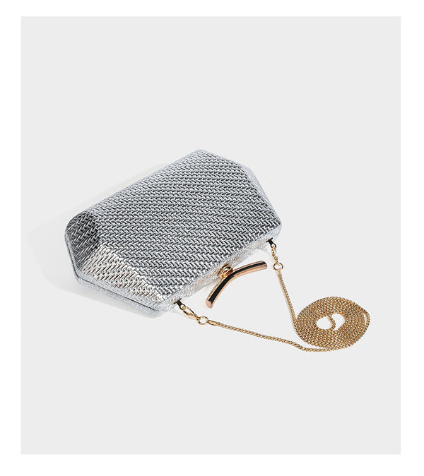 Kleine strukturierte Clutch aus Metallic-Geflecht mit goldfarbenem Bügelverschluss und abnehmbarem Kettenriemen, Detailansicht 12